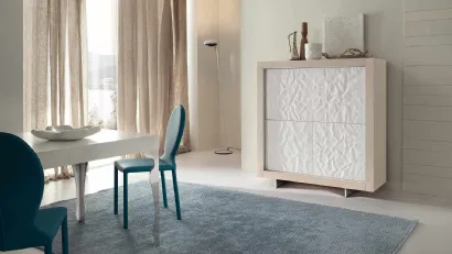 Madia Picasso P2 Mito con scocca in rovere e ante in acciaio martellato laccato bianco lucido di Riflessi