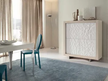 Madia Picasso P2 Mito con scocca in rovere e ante in acciaio martellato laccato bianco lucido di Riflessi