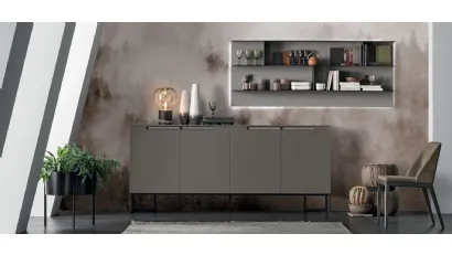 Madia Regolo in laccato opaco smoke con inserto in materico piasentina chiara di Tomasella