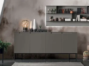 Madia Regolo in laccato opaco smoke con inserto in materico piasentina chiara di Tomasella