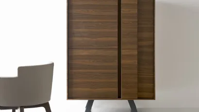 Madia Alta in legno con piedini in metallo Secret di Calligaris