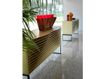 Madia realizzata con sottili lamine in MDF laccato opaco Tide Buffet di Horm