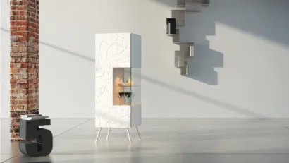 Madia verticale Comp 10 in laccato bianco con bassorilievo e vetrina di Voltan