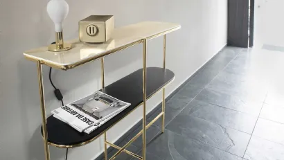 Mobile ingresso in ottone lucido con piano superiore in ceramica e piano inferiore in legno Puro Calligaris