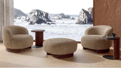 Poltroncina imbottita in tessuto con base in legno Pebble Armchair di Nature Design