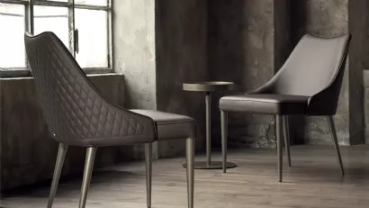 Poltroncina Clara in ecopelle con base in acciaio laccato di Bontempi
