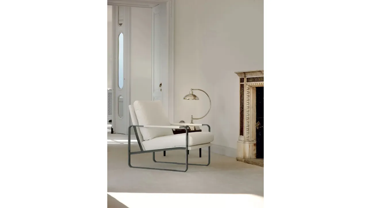 Poltrona Clarissa rivestita in tessuto imbottito con struttura in acciaio laccato di Bontempi