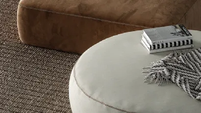 Pouf Bon Ton dalla ampia seduta e dalle forme geometriche di Biba Salotti