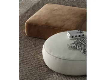 Pouf Bon Ton dalla ampia seduta e dalle forme geometriche di Biba Salotti