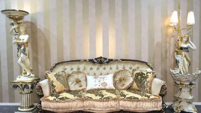 Divano classico in tessuto e legno laccato bianco con particolari in foglia oro Grace Patinato di Mobil Più
