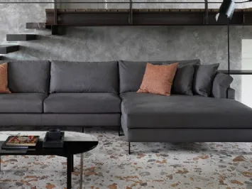 Divano con braccioli inclinati, piedini minimalisti in metallo dim. H.86 L.224 P.100 Meridien di Calligaris