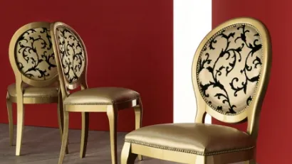 Sedia Adelaide con seduta e schienale imbottiti in ecopelle e struttura in faggio laccato di Veneta Cucine