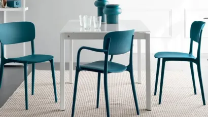 Sedia Liberty in polipropilene con braccioli di Calligaris