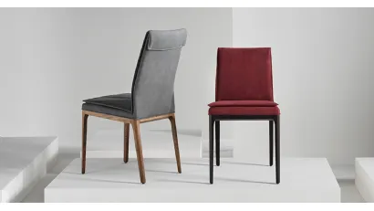 Sedia con schienale flessibile Cherie rivestita in pelle con gambe in legno di Riflessi