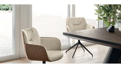 Sedia Cocoon in tessuto e pelle con base girevole di Calligaris