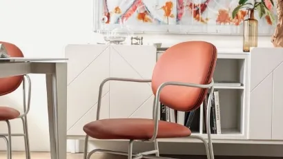 Sedia Dada rivestita in pelle con struttura in acciaio laccato di Bontempi