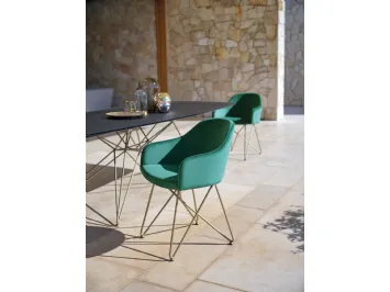 Sedia con braccioli Demetra S155 in tessuto con gambe in metallo di Friulsedie