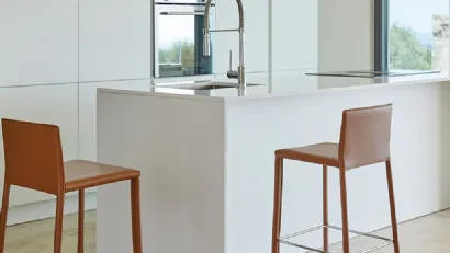 Sgabello Energy SG380 con struttura in metallo completamente rivestita in cuoio rigenerato di Friulsedie