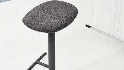 Sgabello Flink Kitchen Stool con seduta in tessuto imbottito e base in acciaio di Infiniti