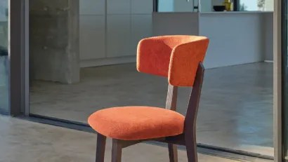 Sedia Giorgia S156 in tessuto imbottito con struttura in Frassino di Friulsedie