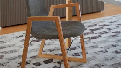 Sedia in legno rivestita in tessuto Ray poltroncina di Horm