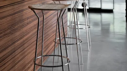 Sgabello Bar in metallo con seduta in midollino di Horm