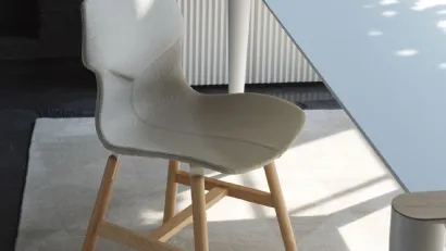 Sedia imbottita in tessuto con gambe in legno Stereo Wood di Horm