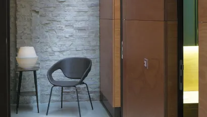 Sedia Vad imbottita in pelle e metallo Impilabile di Horm