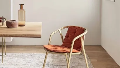Sedia Ines in tessuto con struttura in acciaio laccato di Bontempi