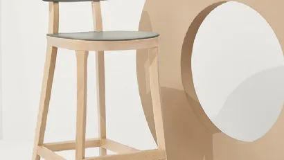 Sgabello Porta Venezia Kitchen Stool in polipropilene con struttura in Faggio massello Naturale di Infiniti