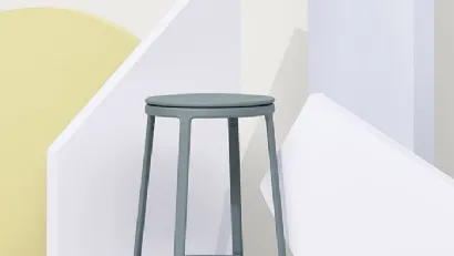 Sgabello Round&Round Kitchen Stool Azzurro Polvere con seduta in plastica post consumo e base in acciaio di Infiniti