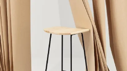 Sgabello Klejn Kitchen Stool Wood con seduta in Frassino e base in tondino di acciaio di Infiniti