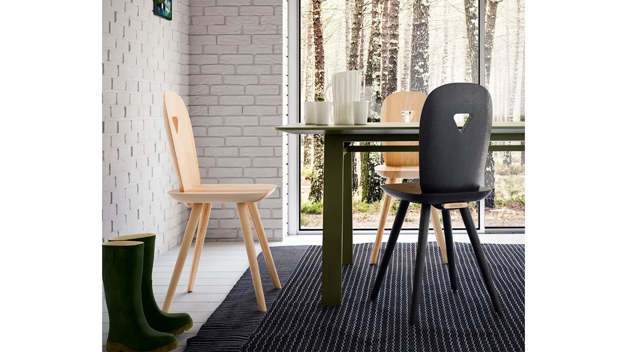 Sedia in legno naturale o verniciato nero La Dina di Horm