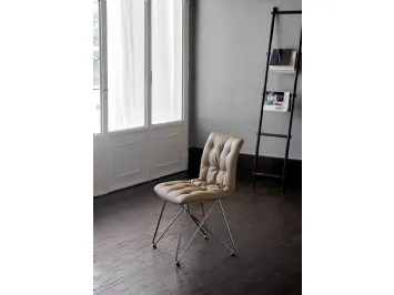 Sedia Lavinia S158 in ecopelle imbottita e trapuntata con gambe in metallo di Friulsedie