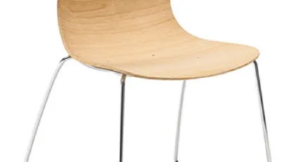 Sedia in acciaio con gambe a slitta su scocca in legno Loop 3D Wood Sledge di Infiniti