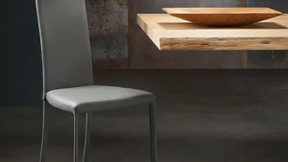 Sedia Luna con schienale alto rivestita in pelle di Riflessi