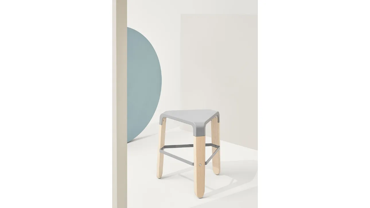 Sgabello Picapau Low Stool in polipropilene Grigio argento con telaio in legno di Faggio massello Naturale di Infiniti