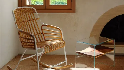 Sedia a dondolo in rattan e metallo con braccioli Raphia Rocking di Horm