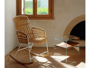 Sedia a dondolo in rattan e metallo con braccioli Raphia Rocking di Horm
