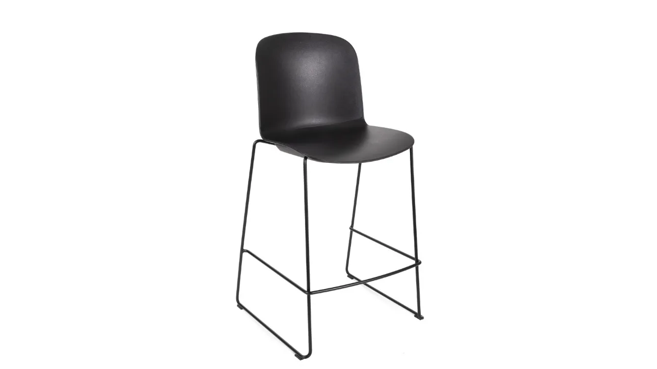 Sgabello Relief Sled Kitchen Stool con scocca in polipropilene e base in tondino di acciaio di Infiniti