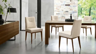 Sedia imbottita in pelle con struttura in legno massello Romy di Calligaris