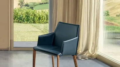 Sedia Sally rivestita in cuoio con base in legno massello di Bontempi
