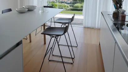 Sgabello in metallo con seduta in legno Pressious di Horm