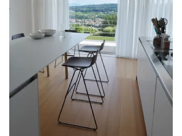 Sgabello in metallo con seduta in legno Pressious di Horm