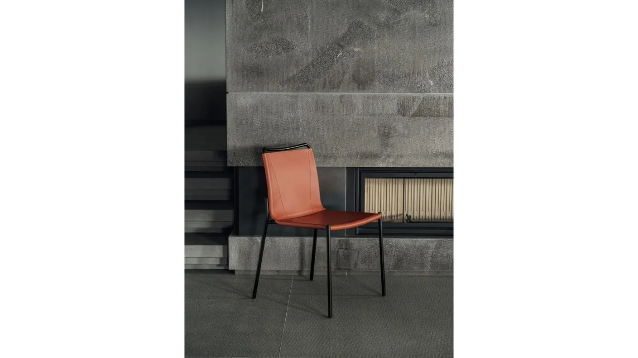 Sedia Shape con monoscocca rivestita in cuoio e struttura in acciaio di Bontempi