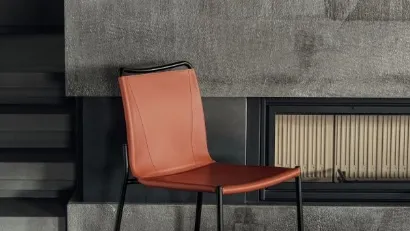 Sedia Shape con monoscocca rivestita in cuoio e struttura in acciaio di Bontempi