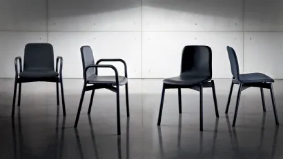 Sedia Two Tone Chair in tessuto o pelle con struttura in Frassino di Sovet