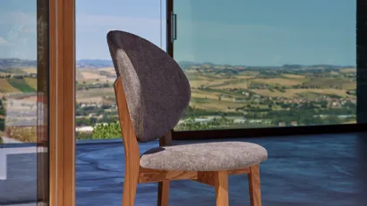 Sedia Sveva S166 rivestita in tessuto imbottito con gambe in Frassino di Friulsedie