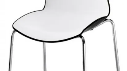 Sedia impilabile Now con scocca bicolore in polipropilene e base in metallo cromato di Veneta Cucine