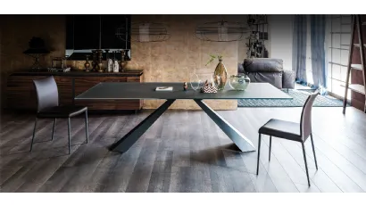Tavolo con piano in vetro verniciato graphite e base in acciaio Eliot di Cattelan Italia